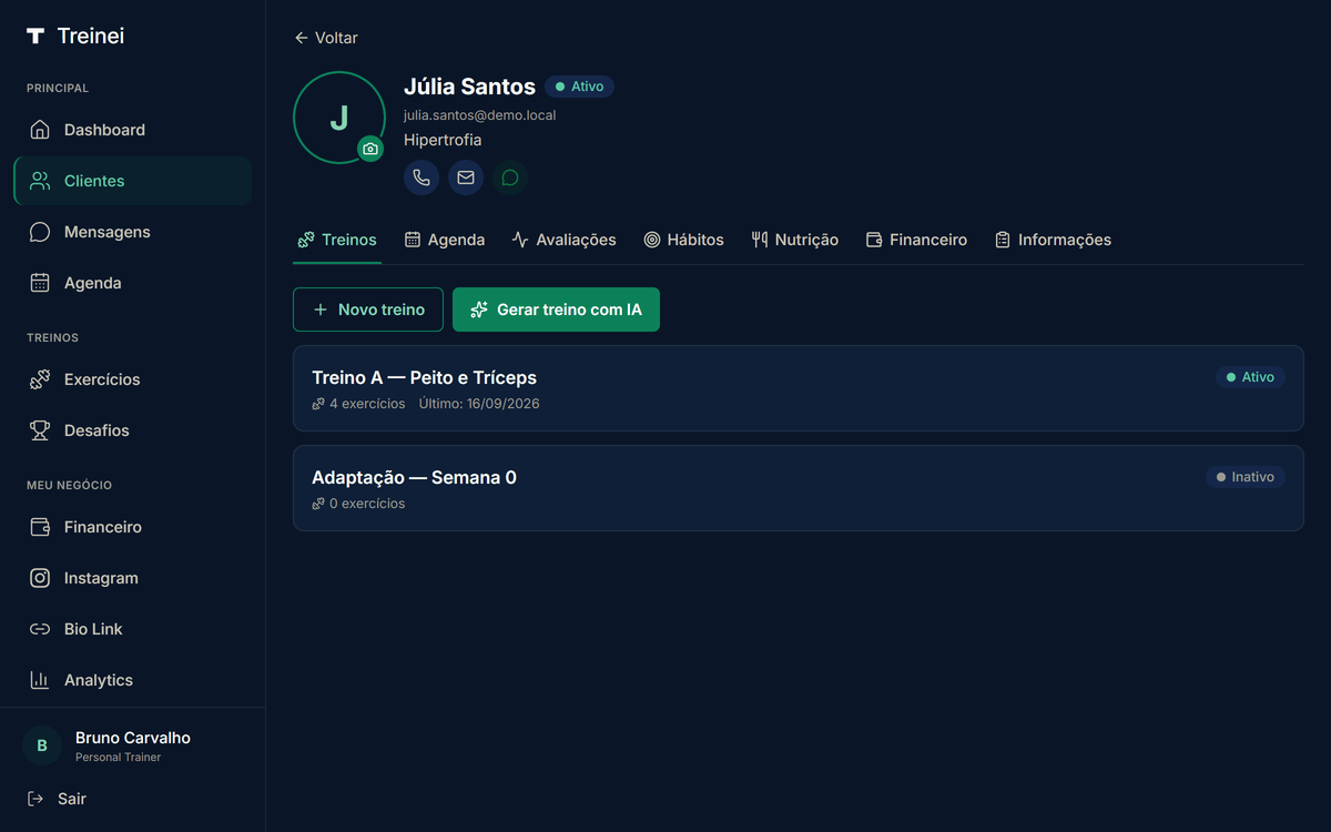 Detalhe do cliente Júlia Santos mostrando abas Treinos, Agenda, Avaliações, Hábitos, Nutrição, Financeiro e Informações com botões Novo treino e Gerar treino com IA