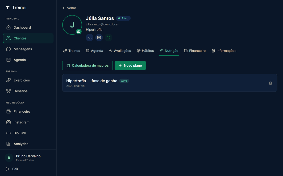 Aba Nutrição da Júlia com botão "Calculadora de macros", botão "Novo plano" e o plano "Hipertrofia 2400 kcal" listado como ativo