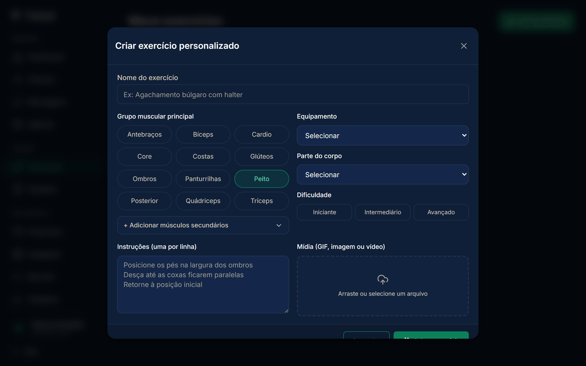 Modal Criar exercício personalizado em layout de duas colunas: à esquerda pílulas dos 12 grupos canônicos com Peito selecionado e seção colapsada "Adicionar músculos secundários"; à direita selects de Equipamento, Parte do corpo, e pílulas de Dificuldade