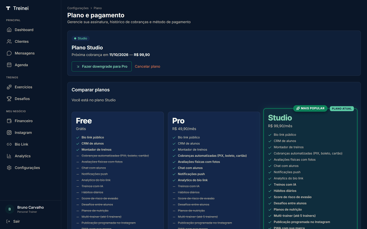 Página /settings/plano com card do plano atual (Studio, próxima cobrança, Fazer downgrade para Pro e Cancelar plano) e o comparativo Free / Pro / Studio lado a lado; o histórico de cobranças fica mais abaixo na mesma página